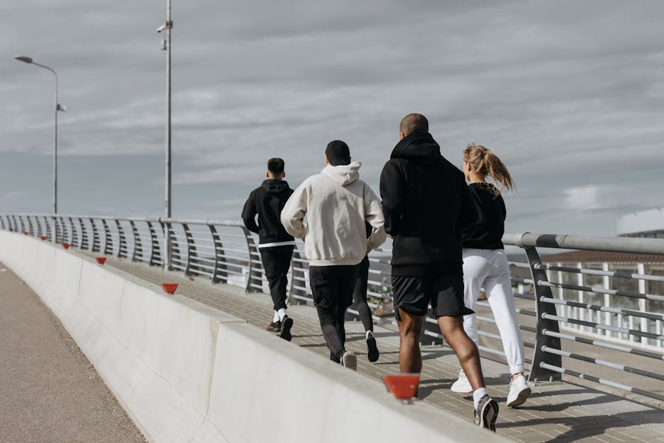 Groupe de coureurs faisant un jogging ensemble sur un pont en ville